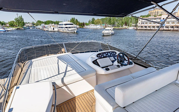 Аренда яхты Sunseeker Predator 50 в Москве - флайбридж